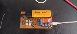 Bateria X-BAL 26650 8800 mAh z wyświetlaczem pokazującym wartość 1119.