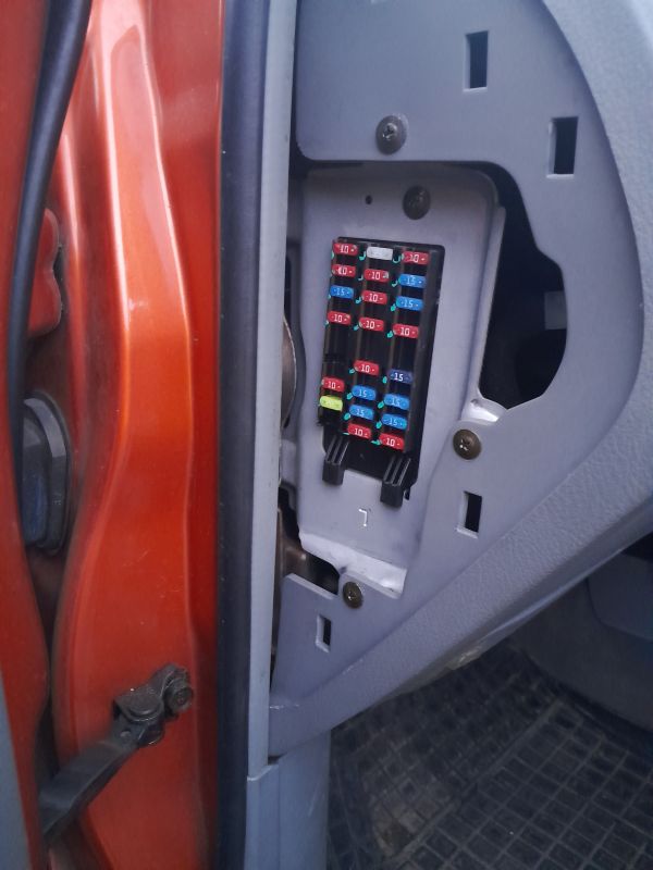 Zegarek na desce rozdzielczej w Chevrolet Lacetti 1.8 zatrzymuje się po zamknięciu samochodu