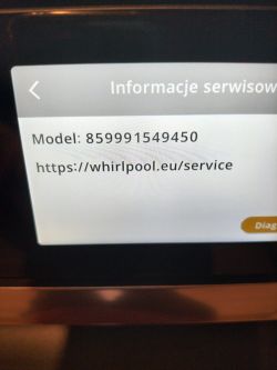Zbliżenie na ekran piekarnika Whirlpool z informacjami serwisowymi modelu.