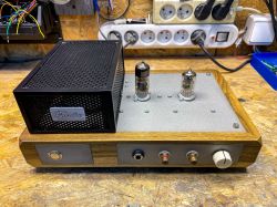 Homemade Headphone Amplifier with ECC88 and 6N6P Tubes Homemade headphone amplifier with ECC88 and 6N6P tubes in a wooden and aluminum case.