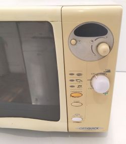 Panel sterowania mikrofalówki marki Optiquick Compact z przyciskami i pokrętłem.