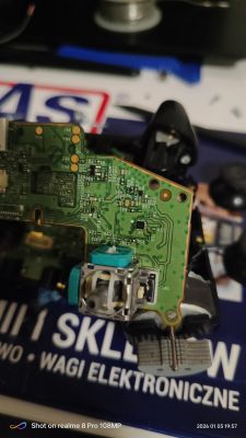 Zbliżenie na uszkodzoną płytkę PCB z potencjometrem w kontrolerze do gier