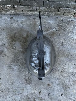 Przemysłowa lampa PREDOM-MESKO OURP-250 leżąca na podłożu.
