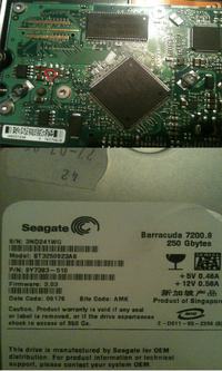 Seagate Barracuda 7200.8 - Urwana "kostka" z elektroniki