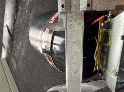 Lampa błyskowa HAMA SF-28 z widoczną miarką suwmiarki przy obudowie.