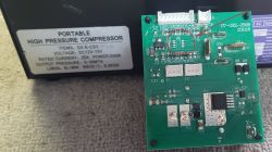 Zbliżenie na płytkę PCB kompresora z oznaczeniem układu U2: FMD E3h YKKE