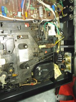 Wnętrze magnetofonu Unitra Finezja 1 ukazujące mechanizmy i elektronikę.