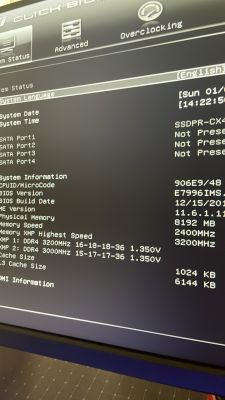 Zdjęcie ekranu BIOS z ustawieniami systemu i pamięci.