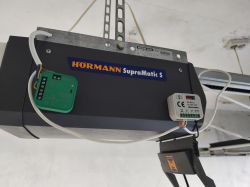 Sterownik Hörmann SupraMatic S z podłączonymi modułami sterującymi.