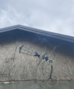 Zewnętrzna antena telewizyjna zamontowana na ścianie budynku