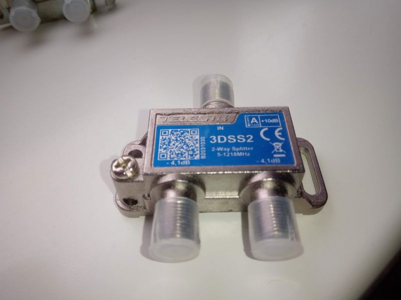 Jak rozprowadzić sygnał telewizji kablowej na dwa odbiorniki bez utraty mocy sygnału?