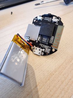 Close-up of an open electronic circuit with visible Beken BK7252UQN48 AU3437XB chip.