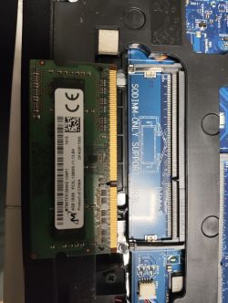 Zdjęcie wnętrza laptopa z widocznym slotem na pamięć RAM DDR3L oraz zainstalowanym modułem RAM.