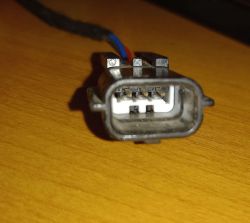 Złącze do lampki ładowania baterii Renault Zoe z widocznymi trzema pinami.