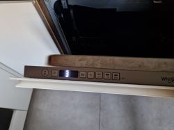 Wyświetlacz zmywarki Whirlpool z błędem 3 na panelu sterowania.