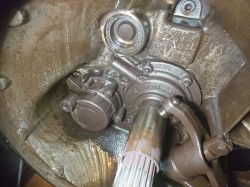 Actros MP3 Skrzynia G281-12 - Wyciek oleju do sprzęgła po stronie skrzyni.