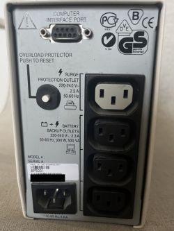 Tył zasilacza UPS z gniazdami i portem interfejsu komputerowego.