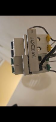 Amatorska naprawa instalacji elektrycznej z użyciem wyłącznika marki NEXT.