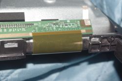 Hisense 65U6NQ - pionowe pasy i żółty proszek przy matrycy, zalanie czy COF?