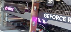 Zbliżenie na kartę graficzną MSI RTX 4080 z niestandardowym wspornikiem z laminatu.