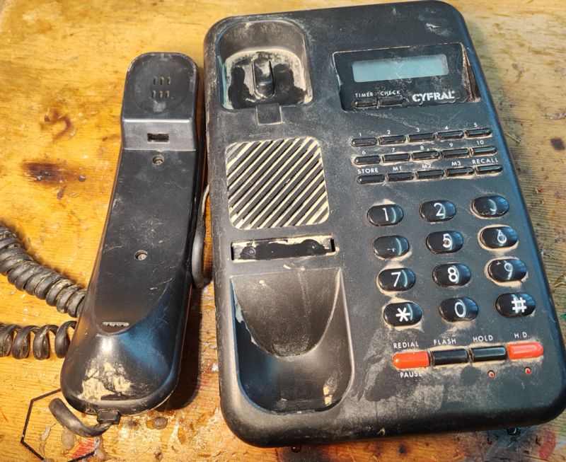 Stary telefon stacjonarny Cyfral C 928 T/P z lat 90. z klawiaturą i wyświetlaczem.
