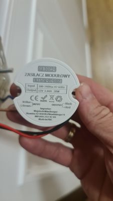 Zdjęcie zasilacza modułowego MB0042 z etykietą specyfikacji.