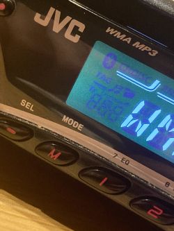 Wyświetlacz radia samochodowego JVC z widoczną ikonką Bluetooth na ekranie.