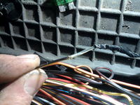 Opel Vectra B 1998r 1.8 gdzie łaczą sie przewody siłowników centralnego zamka