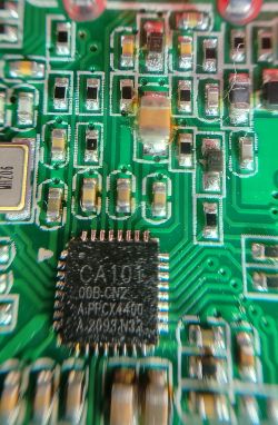 Makrofoto płytki PCB z układem CA101 i gęstą siecią elementów SMD oraz ścieżek