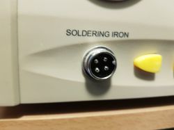 Złącze lutownicy z napisem SOLDERING IRON oraz żółty przycisk