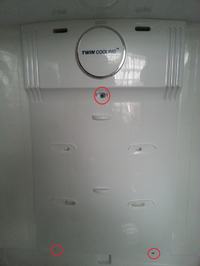 Samsung RF62HERS - Water collects at the bottom of the fridge