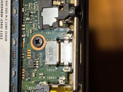 Zbliżenie na port USB i komponenty płyty głównej laptopa ASUS R564U