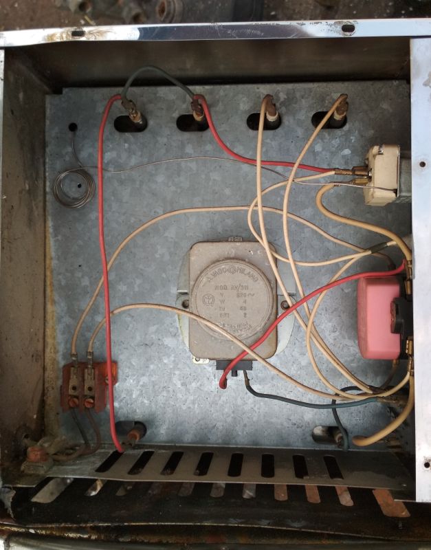 Wnętrze opiekacza Predom Selfa z widocznym silnikiem, przewodami oraz elementami elektrycznymi.