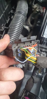 Gdzie znajdę schemat podłączenia skrzynki bezpieczników w Oplu Astra K 1.0?