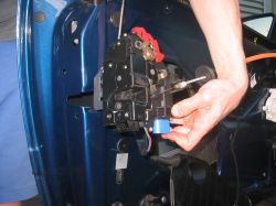 Audi A4 B5 1995 - zamek centralny otwiera tylko drzwi kierowcy, problem z pompą?