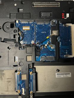 Zdjęcie wnętrza laptopa HP EliteBook 8770w z widocznymi slotami mSATA i WWAN.