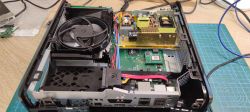 Wnętrze zmodyfikowanej konsoli Xbox 360 Slim z własnoręcznie zbudowanym zasilaczem.