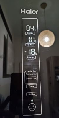 Wyświetlacz lodówki Haier z migającym wskaźnikiem temperatury zamrażarki.