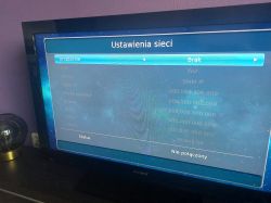 Ekran telewizora pokazujący ustawienia sieci dekodera Blow DVB-T2 z problemem wejścia do sieci WiFi.