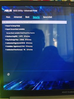 Ekran ASUS BIOS Utility, Security > Secure Boot > Key Management z listą kluczy i opcjami resetu oraz eksportu.