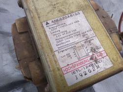 Zdjęcie transformatora ANE620A81GS z tabliczką znamionową.