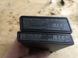 Dwa powerbanki Green Cell z oznaczeniami pojemności 10 000 mAh i 20 000 mAh.