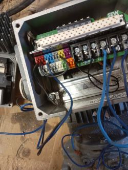 Motoreduktor SEW 0,75 kW – jak podłączyć do falownika bez dedykowanego zasilacza?
