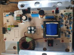 Zbliżenie na płytkę obwodu elektronicznego przetwornicy Dometic SMP207-01.