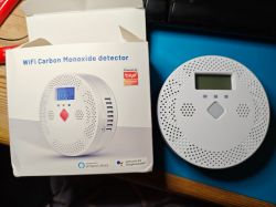WiFi carbon monoxide detector with LCD display.