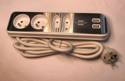 Przedłużacz Brennenstuhl Estilo z dwoma gniazdkami i dwoma portami USB.