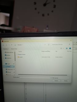 Otwarta przeglądarka plików na ekranie laptopa z wyborem folderu Pobrane.