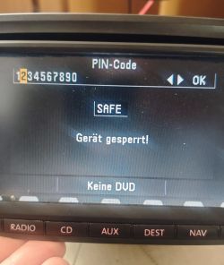 Ekran samochodowego systemu multimedialnego z komunikatem „Gerät gesperrt!”