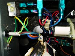 Wnętrze zmywarki Mastercook ZWE-1445X z widocznymi przewodami elektrycznymi i elementami.