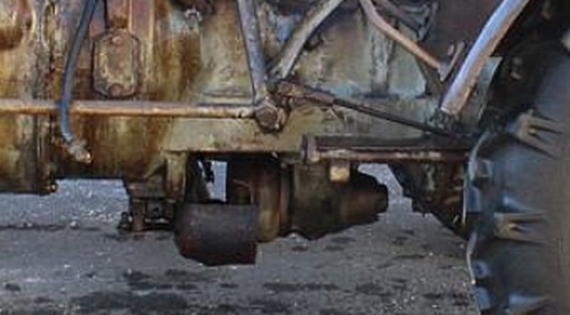 Tył traktora Steyr 80 z widocznymi częściami mechanicznymi.